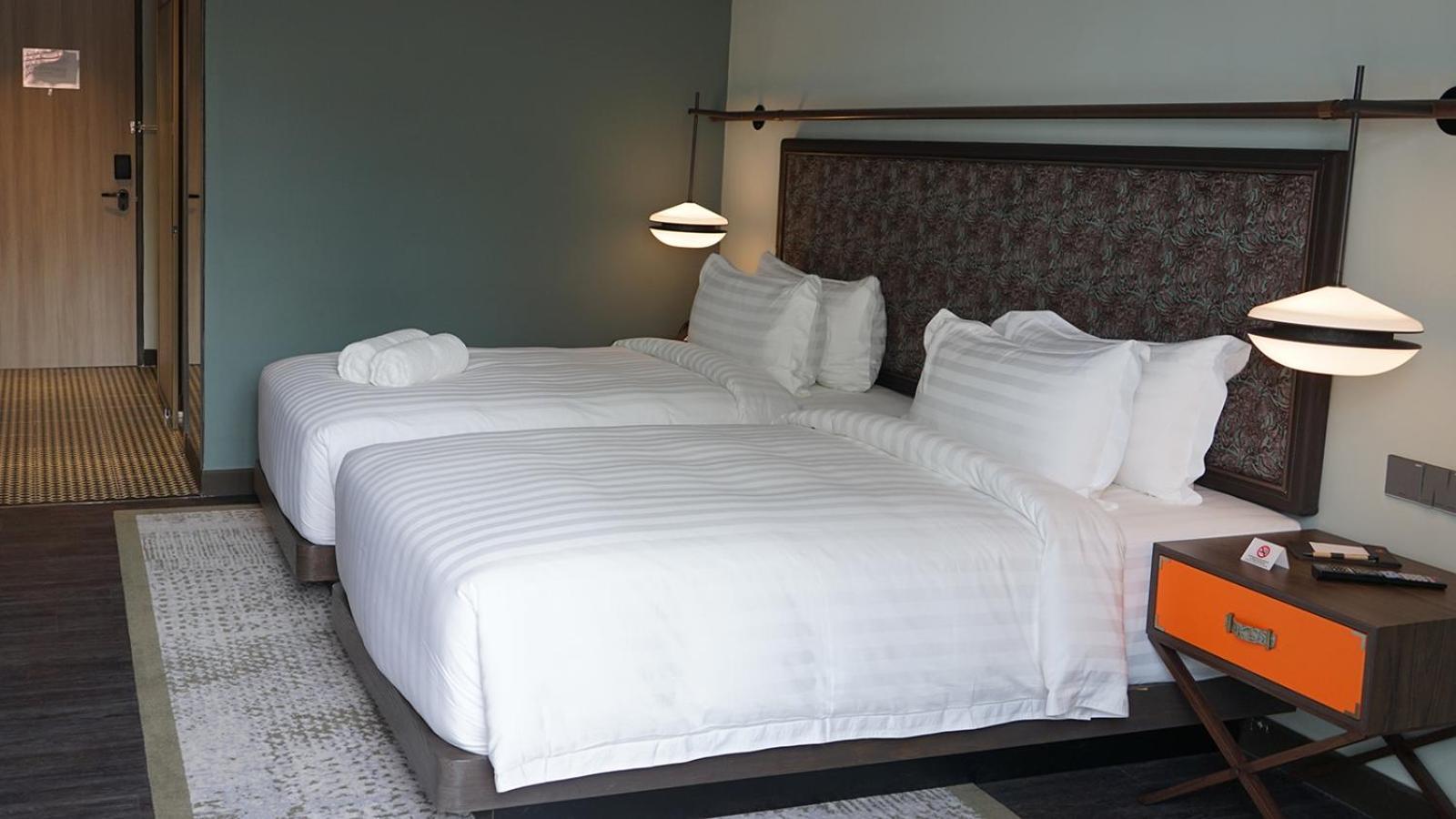Готель The George Penang By The Crest Collection Джорджтаун Екстер'єр фото Beds with white sheets