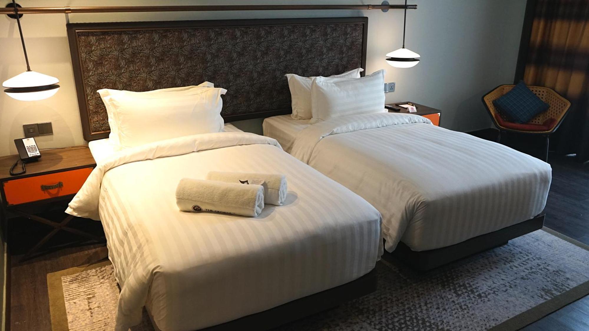 Готель The George Penang By The Crest Collection Джорджтаун Екстер'єр фото Two single beds