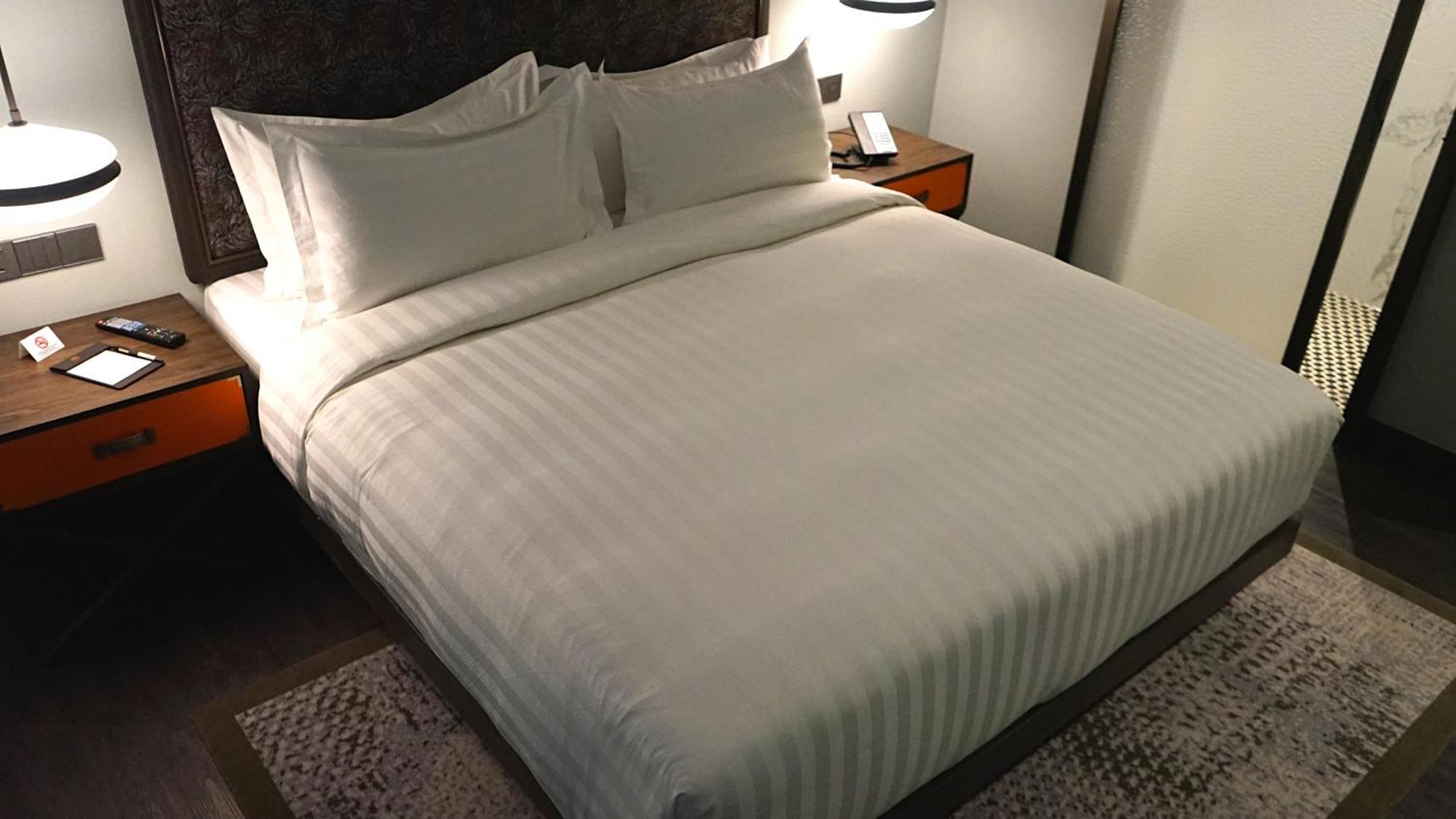 Готель The George Penang By The Crest Collection Джорджтаун Екстер'єр фото A bed with a duvet