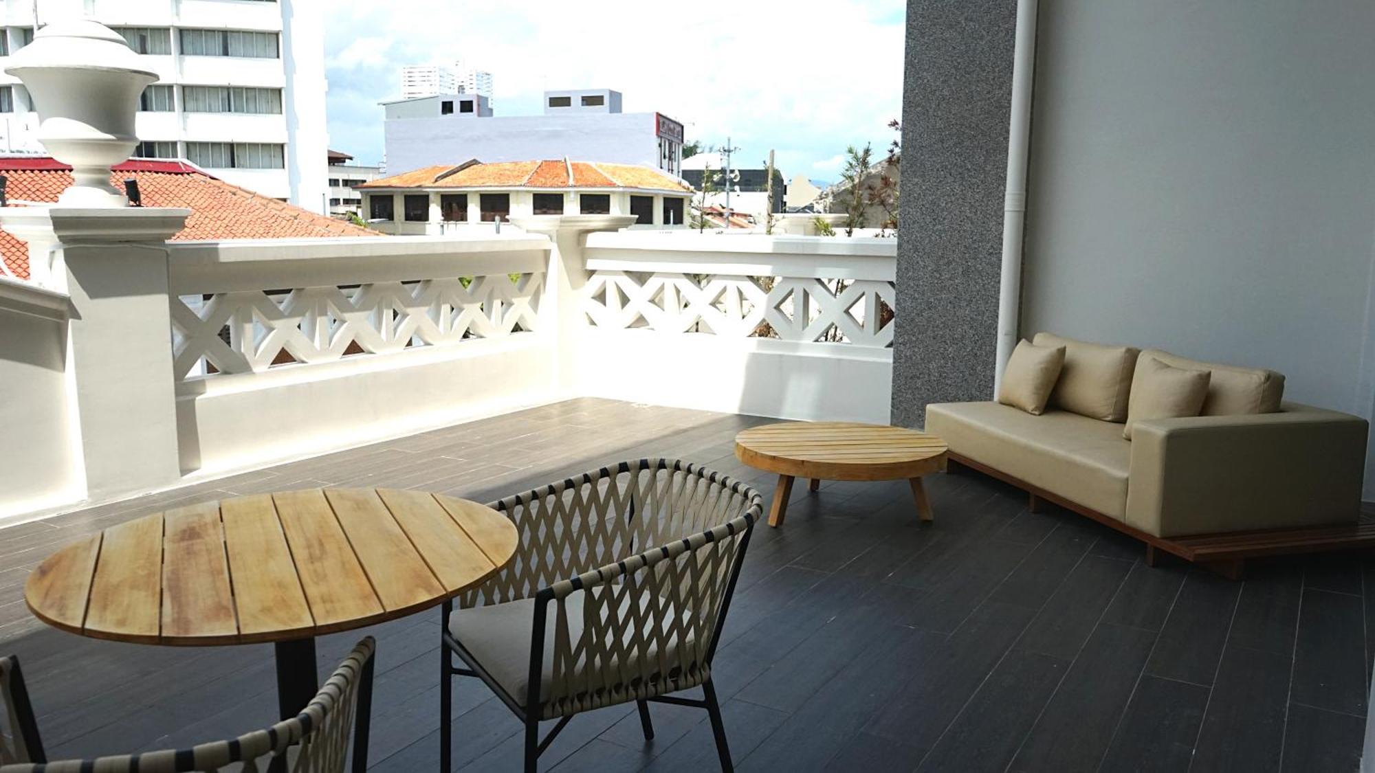 Готель The George Penang By The Crest Collection Джорджтаун Екстер'єр фото A balcony
